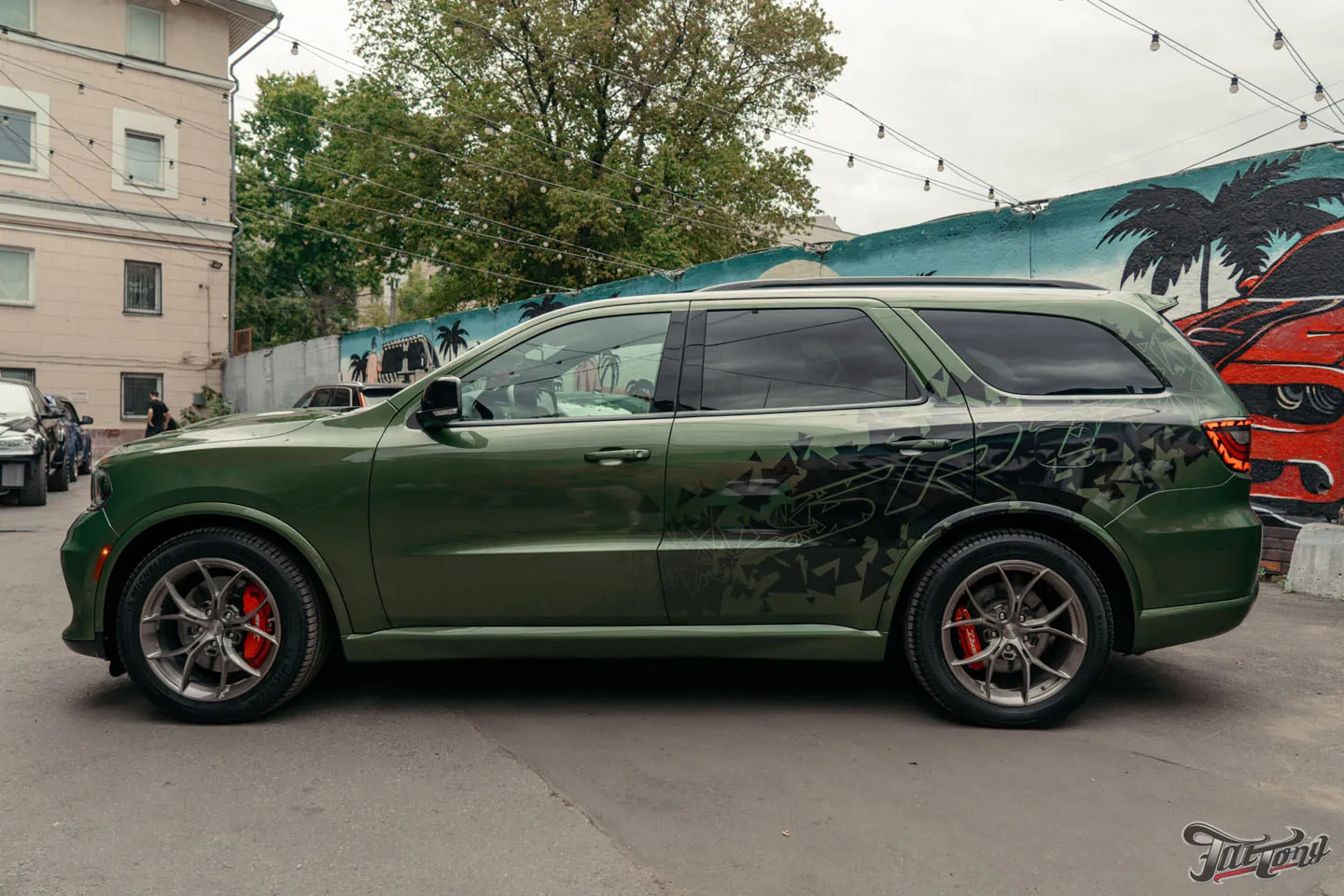 Большой проект по Dodge Durango SRT для постоянного гостя, часть 6: оклейка винилографией и полиуретаном, фирменный шиномонтаж на стендах Hunter и выдача автомобиля